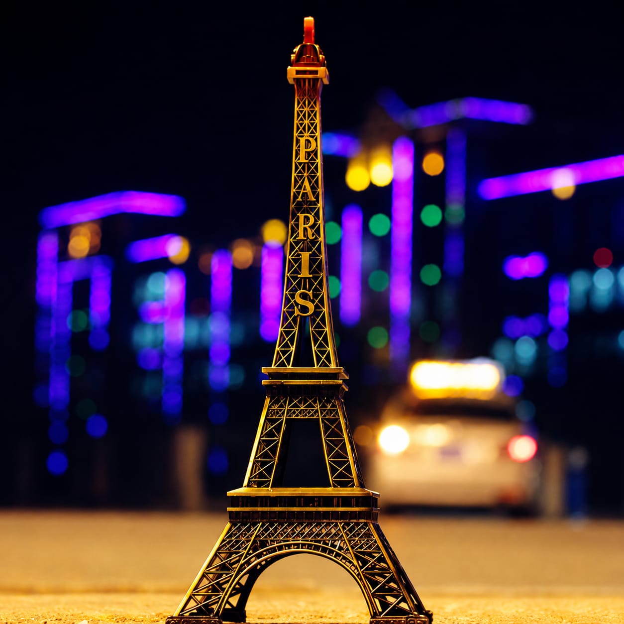 Vintage Paris Eiffel Tower Decorative Showpiece – Metal Tabletop Décor (13 cm)